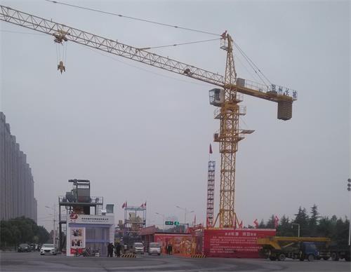 高高聳立的塔吊 高高聳立的塔吊